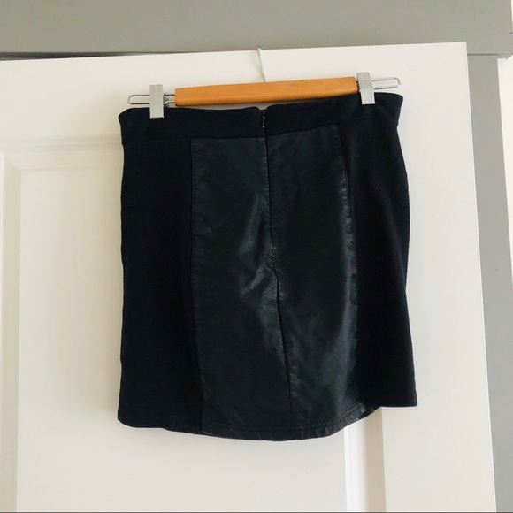 Mini skirt. - Picture 2 of 3